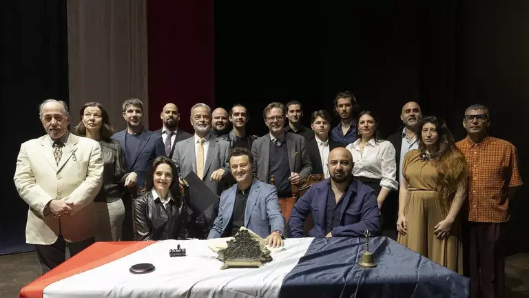 El elenco de &lsquo;Andrea Ch&eacute;nier&rsquo; en el escenario del teatro P&eacute;rez Gald&oacute;s. / QUIQUE CURBELO
