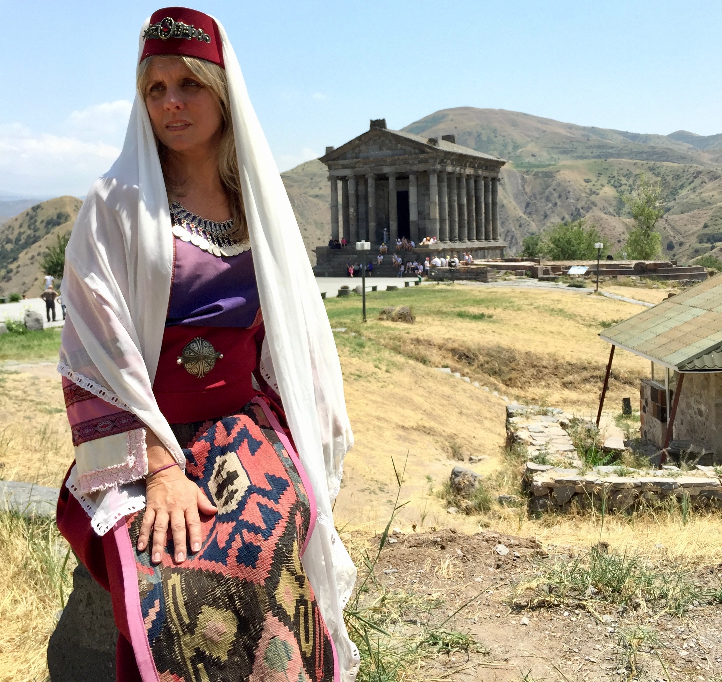 Carmen Acosta / taraz armenio nacional, Garni