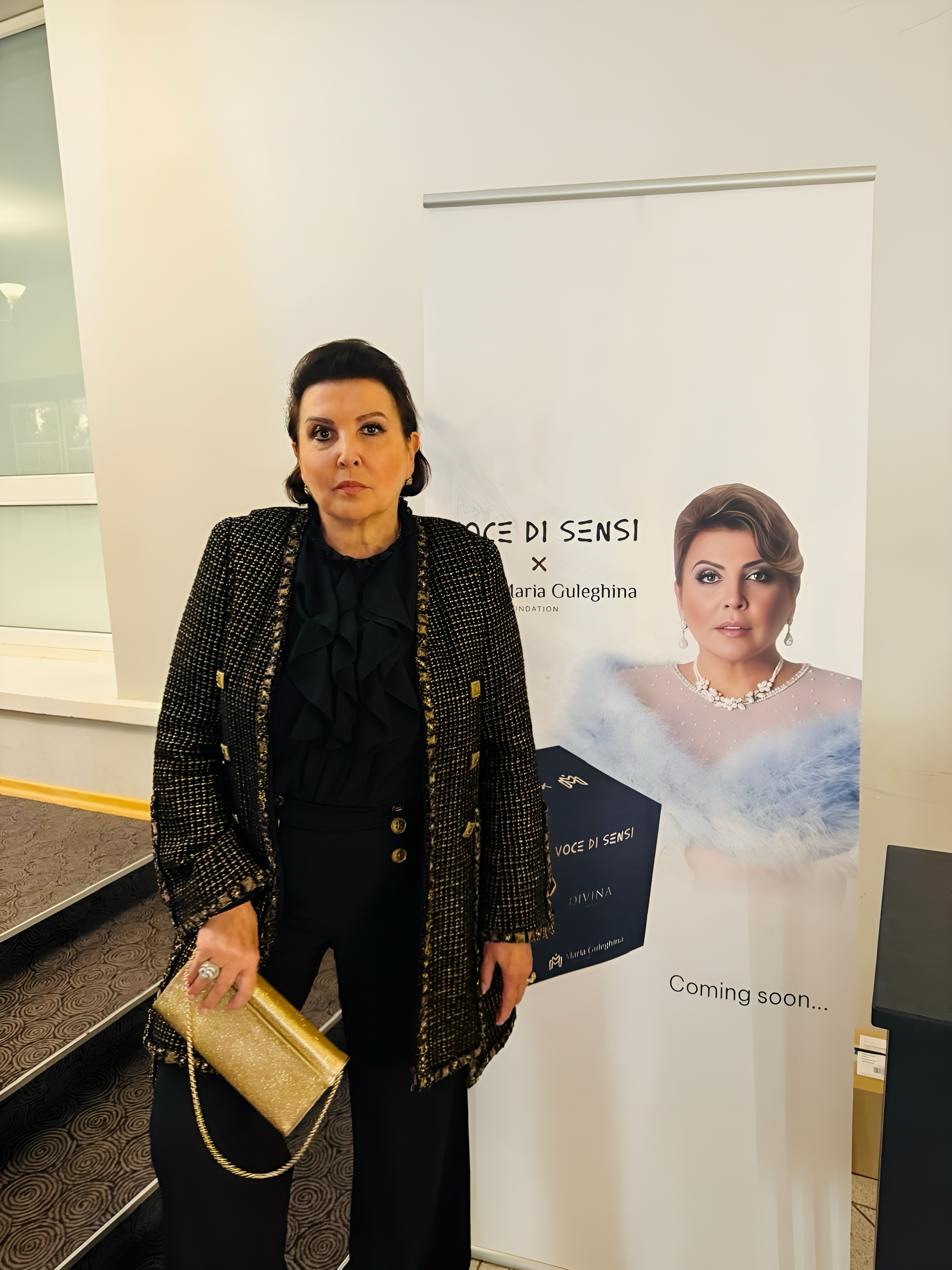 Maria Guleghina con poster promocional de Divina en Estonia